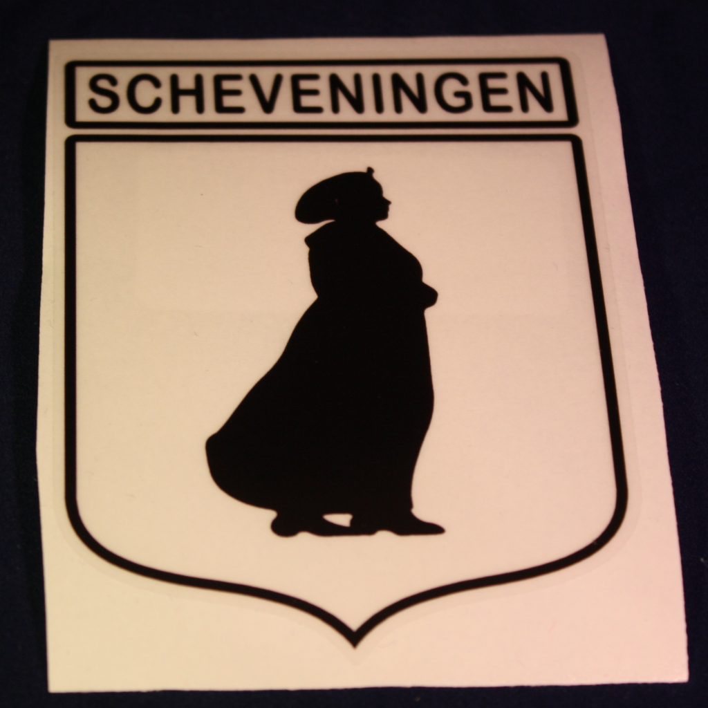 Sticker Scheveningen vrouwtje (kniertje) 9x7cm zwart
